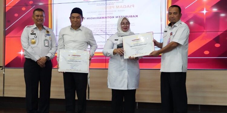 FOTO: MATAKALTENG - Penyerahan Piagam Penghargaan Kabupaten/Kota Peduli HAM 2023.