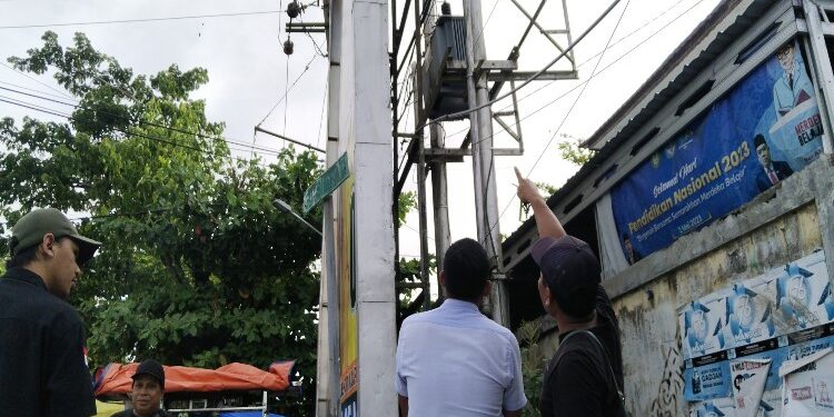 FOTO: AGUS/MATAKALTENG- Papan reklame yang jaraknya diduga tidak aman dengan jaringan listrik di pertigaan Jalan Mucran Ali, Kecamatan Baamang.