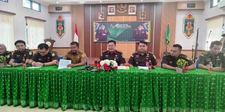 FOTO : KEJARI GUMAS/MATA KALTENG - Kajari Gumas Sahroni didampingi Auditor Muda Inspektorat Tegus Santoso, Kasi Pidsus Andi Yaprizal, Kasi Intel Teguh Iskandar, Kasi Pidum Mosesz Sahat Reguna dan Kasi Datun Samiadji, saat menyampaikan penjelasan atas dugaan penyimpangan proyek pembangunan dan pengelolaan RTH tahun 2022, di aula kantor kejari setempat, Selasa, 9 Januari 2024 sore.