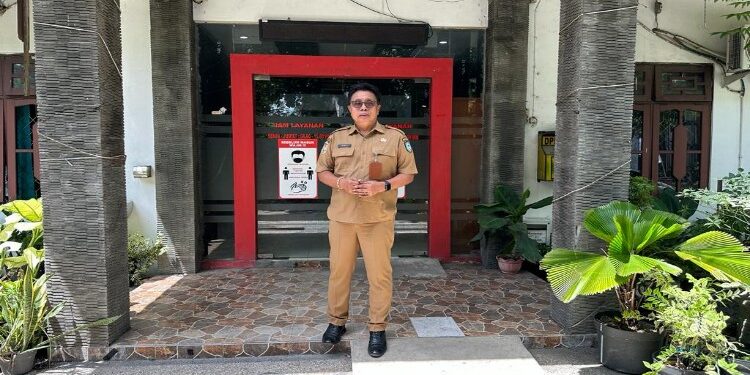 FOTO: MATAKALTENG - Kepala Disnakertrans Kotim Johny Tangkere saat berada di kantor barunya.