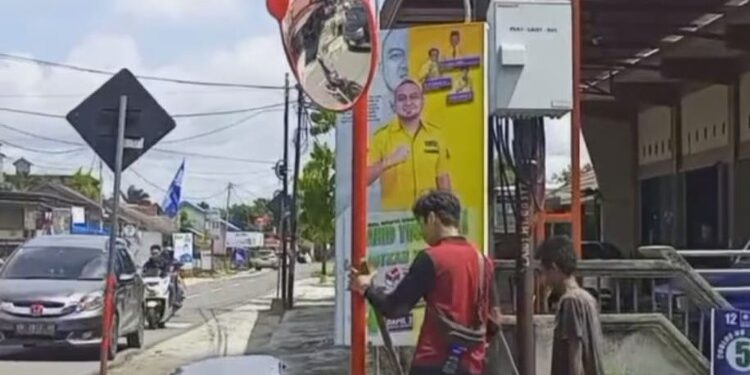 FOTO: RZL/MATAKALTENG - Jajaran Dishub Palangka Raya, pada saat memasang convex mirror.