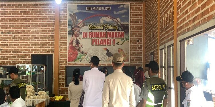 FOTO: RZL/MATAKALTENG - Jajaran Tim BPPRD dan Satpol PP Palangka Raya, pada saat menyambangi rumah makan Pelangi 1.