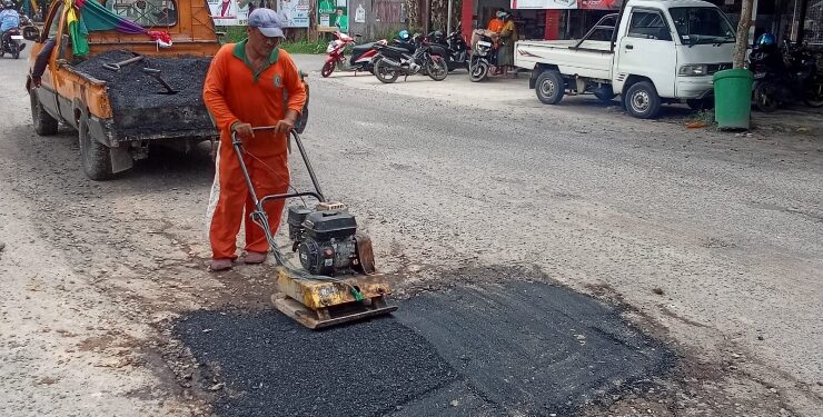FOTO : IST/MATA KALTENG - Petugas dari Dinas Sumber Daya Air Bina Marga Bina Konstruksi Perumahan Rakyat dan Kawasan Permukiman melakukan penambalan Jalan S. Parman, Sampit, Kamis 11 Januari 2024.