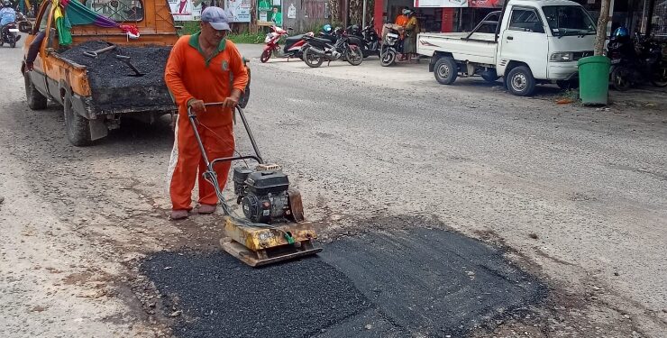 FOTO : IST/MATA KALTENG - Petugas dari Dinas Sumber Daya Air Bina Marga Bina Konstruksi Perumahan Rakyat dan Kawasan Permukiman melakukan penambalan Jalan S. Parman, Sampit, Kamis 11 Januari 2024.