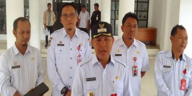 FOTO: MATAKALTENG - Pj Bupati Barsel Deddy Winarwan, saat disambangi sejumlah awak media usai melaksanakan rapat di aula setda Barsel.