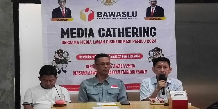 FOTO : DOK DEVIANA/MATAKALTENG -Bawaslu Kotim saat melakukan jumpa pers, belum lama ini.