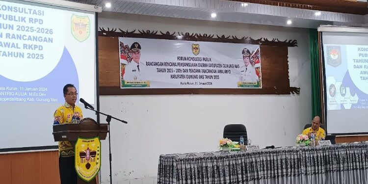 FOTO : DISKOMINFO SANTIK/MATA KALTENG - Bupati Gumas Jaya S Monong yang diwakili Asisten III Setda Letus Guntur dan Kepala Bappedalitbang Yantrio Aulia, ketika memberi arahan di kegiatan forum konsultasi publik RPD tahun 2025-2026 dan rancangan awal RKPD tahun 2025, di aula kantor bappedalitbang setempat, Kamis, 11 Januari 2024.