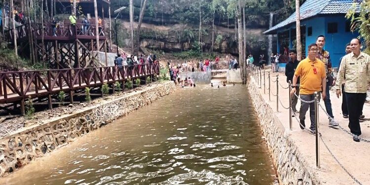 FOTO : IST/MATA KALTENG - Objek wisata Air Terjun Batu Mahasur dipadati para pengunjung, Rabu, 10 Januari 2024 sore.