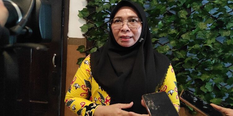 FOTO: MATAKALTENG - Nunu Andriani, Kepala Dispursip Kalteng saat dibincangi awak media.