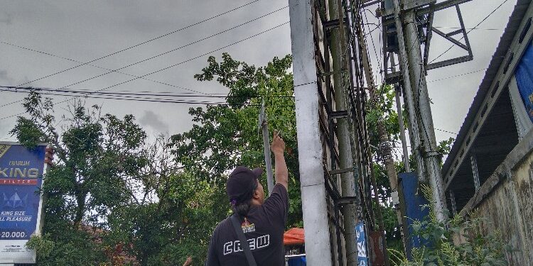 FOTO: AGUS/MATA KALTENG- Papan reklame yang jaraknya diduga tidak aman dengan jaringan listrik di pertigaan Jalan Mucran Ali, Kecamatan Baamang.