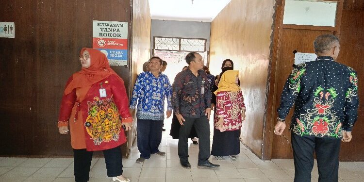 FOTO : DEVIANA/MATAKALTENG - Wakil Bupati Kotim Irawati dan rombongan saat meninjau langsung eks Kantor Dinas Koperasi dan UMKM, Kamis 11 Januari 2024.