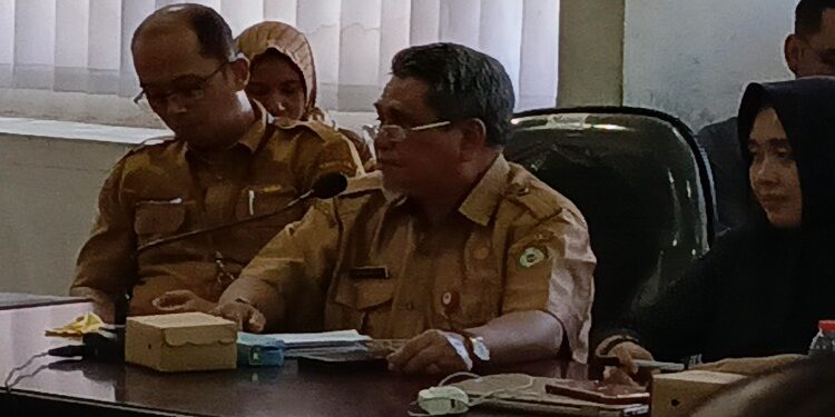 FOTO: MATAKALTENG - Kepala DLH Machmoer saat paparan di rapat, belum lama ini.