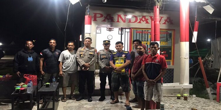 FOTO: IST/MATAKALTENG- Kapolsek Ketapang dengan jajaran saat menyambangi Pos Kamling menjelang pemilu.