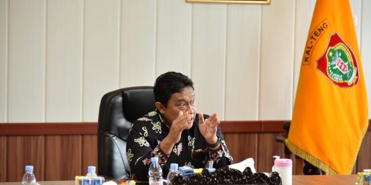FOTO: MATAKALTENG - Wakil Gubernur saat memimpin rapat dengan sejumlah Kepala OPD di ruang rapat Wagub.