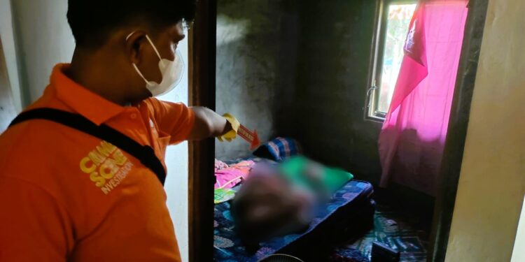 FOTO: RZL/MATAKALTENG - Tim Inafis Polresta Palangka Raya, pada saat melakukan identifikasi penemuan jasad lansia.