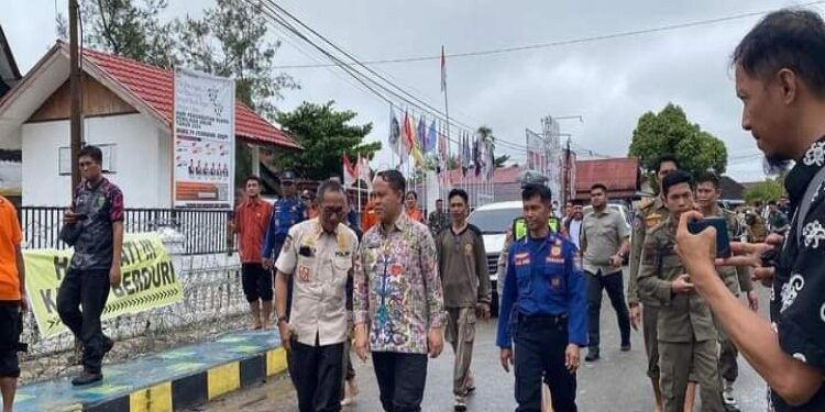 FOTO: MATAKALTENG - Pj Bupati Barsel, Deddy Winarwan, bersama Sekda, Eddy Purwanto, saat memimpin pengecekan banjirnya kantor KPU Barsel.