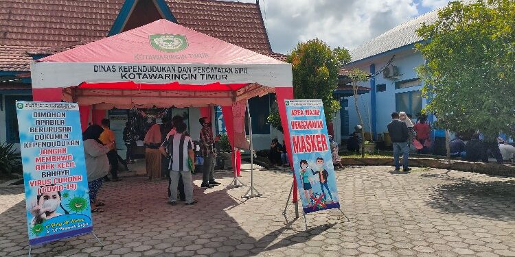 FOTO: DIAN/MATA KALTENG - Pelayanan di Disdukcapil Kotim.