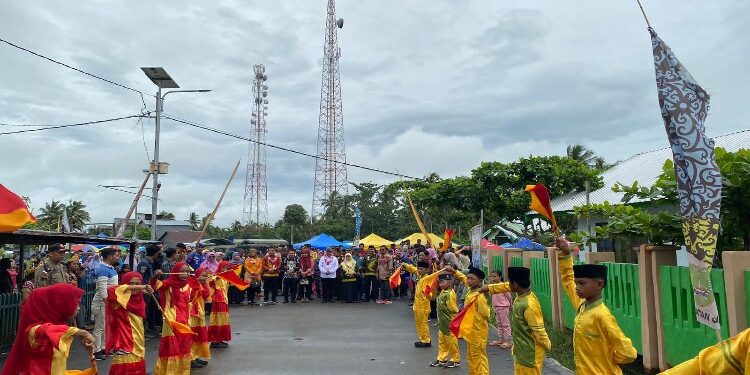 FOTO: AKH/MATAKALTENG - Pj Bupati Sukamara, Kaspinor bersama jajaran Forkompinda, saat disambut pelajar di Kecamatan Jelai.