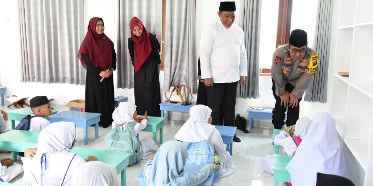 FOTO: MATAKALTENG - Wagub Kalteng, saat meninjau TPA yang ada di Masjid Natabel Jannah.