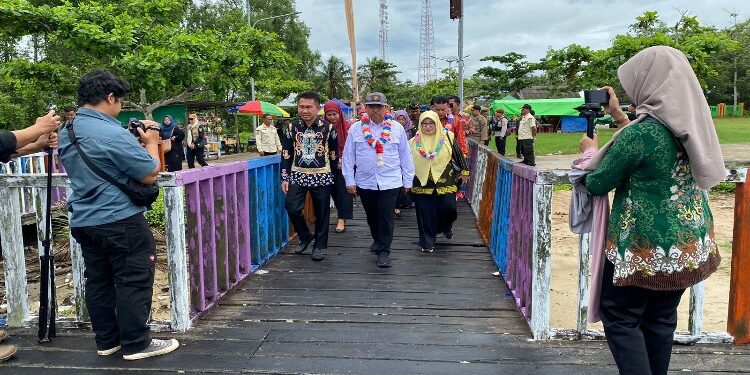 FOTO: AKH/MATAKALTENG - Pj Bupati Sukamara Kaspinor bersama Forkopimda saat berada di jembatan anjungan Pantai Jelai.