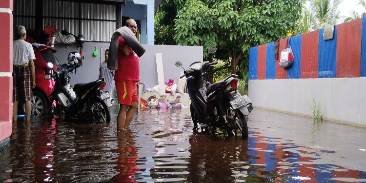 FOTO: AGUS/MATA KALTENG- Terlihat salah seorang warga tengah menyelamatkan barang-barangnya di tengah banjir 30 sentimeter melanda hampir sepekan ini. Jumat, 12 Januari 2024.