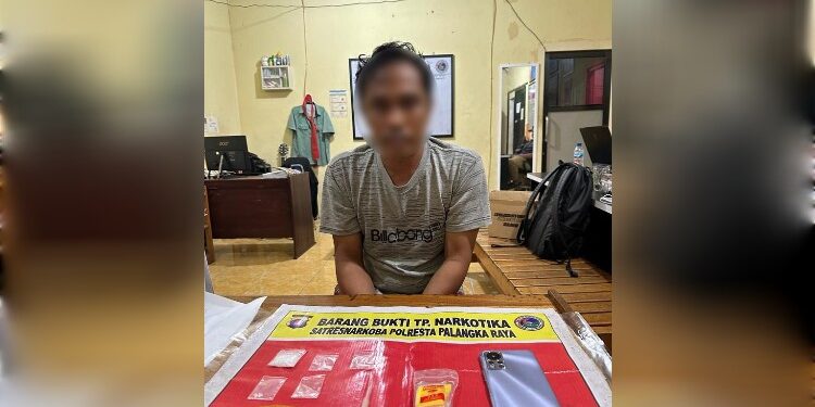 FOTO: MATAKALTENG - Terduga pelaku beserta barang bukti sabu, saat diamankan polisi.