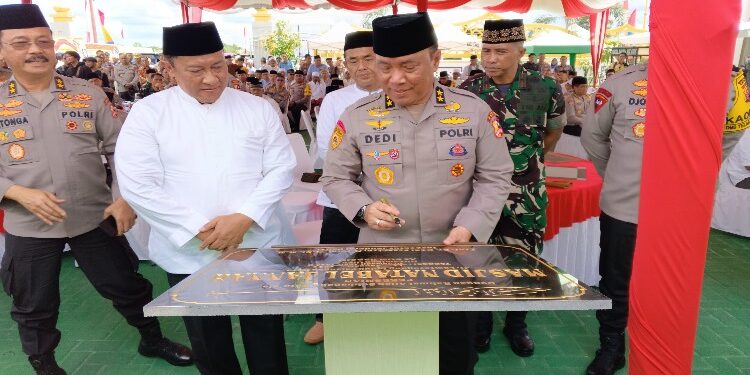 FOTO: RZL/MATAKALTENG - As SDM Kapolri, Irjen Pol Dedi Prasetyo, saat menandatangani prasasti saat meresmikan Masjid Natabel Jannah.