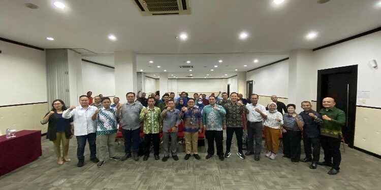 FOTO: IST/MATAKALTENG - Foto bersama para peserta UKW dan jajaran PWI Kalteng, PT PLN serta PT Pegadaian, usai pembukaan pelaksanaan UKW.