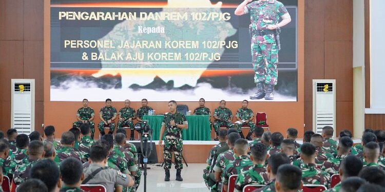 FOTO: RZL/MATAKALTENG - Danrem 102/Pjg, Brigjen TNI Iwan Rosandriyanto saat memberikan arahan terkait netralitas pemilu pada prajuritnya.