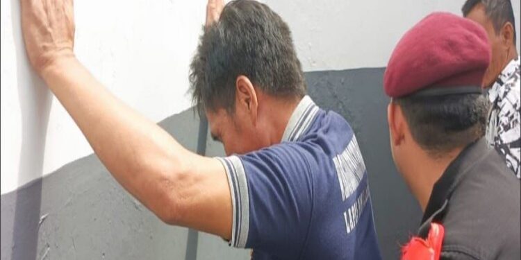 FOTO: IST/MATAKALTENG - Petugas Lapas Kelas IIB Pangkalan Bun, saat menggeledah badan WBP.