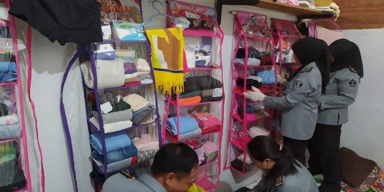 FOTO: IST/MATAKALTENG - Petugas Lapas perempuan saat melakukan razia di kamar hunian warga binaan pemasyarakatan.
