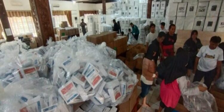 FOTO: IST/MATAKALTENG - Pj. Bupati Barsel Deddy Winarwan didampingi Ketua KPU Barsel Roslina (berkerudung) dan Banwaslu ketika melihat langsung kondisi Logistik Pemilu yang rusak akibat banjir di Aula KPU.