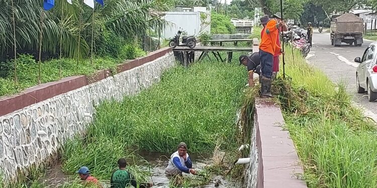 FOTO: IST/MATAKALTENG - Pembersihan Sei Baamang Jalan Pramuka, Sabtu 13 Januari 2024.