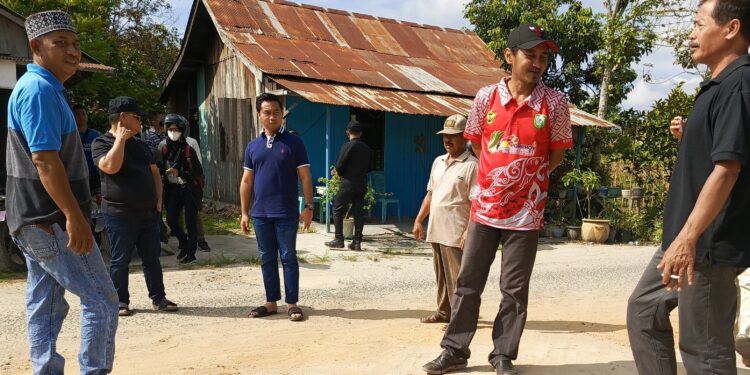 FOTO : DOK DEVIANA/MATAKALTENG - Kepala Dinas Sumber Daya Air, Bina Marga, Bina Konstruksi, Perumahan Rakyat dan Kawasan Permukiman Kotim, Mentana Dinar (baju merah) saat mendampingi Bupati Kotim meninjau jalan, belum lama ini. 