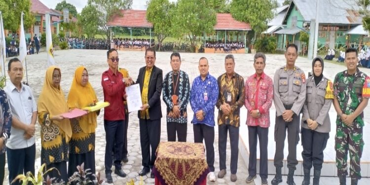 FOTO: DISDIK/MATA KALTENG - Foto bersama saat pisah sambut Kepsek SMPN 4 Sampit.