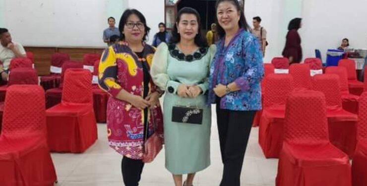 FOTO : RAYANIATIE DJANGKAN/MATA KALTENG - Anggota DPRD Kabupaten Gumas Rayaniatie Djangkan (tengah) berfoto bersama warga dalam suatu kegiatan, belum lama ini.