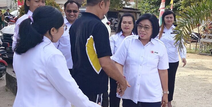 FOTO : DISKOMINFO SANTIK/MATA KALTENG - Wakil Bupati Gumas Efrensia LP Umbing bersalaman dengan Kepala SDN 3 Kurun Belie dalam suatu kegiatan, belum lama ini.