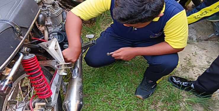FOTO : SATLANTAS POLRES GUMAS/MATA KALTENG - Salah seorang pelajar SMPN 1 Kurun melepas knalpot brong yang terpasang di motor miliknya, Jumat, 12 Januari 2023.
