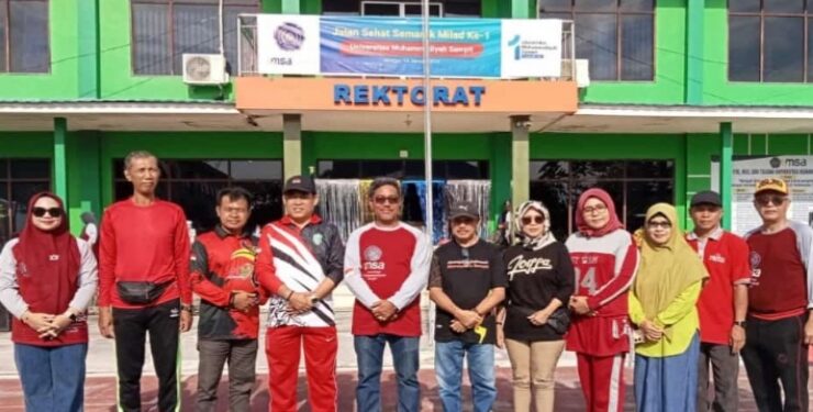 FOTO : DIAN/MATA KALTENG - Kepala Dinas Pendidikan Kotim M Irfansyah saat menghadiri acara jalan sehat dalam rangka Milad ke 1 Universitas Muhammadiyah Sampit, Minggu 14 Januari 2024.