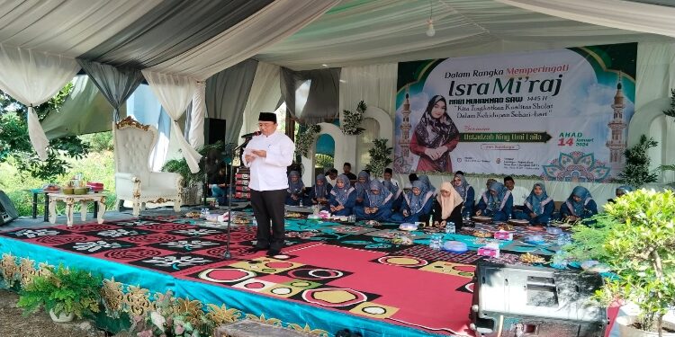 FOTO : IST/MAKA - Pj Bupati Sukamara Kaspinor saat Menghadiri peringatan Isra Mikraj di Desa Bukit Sungkai.