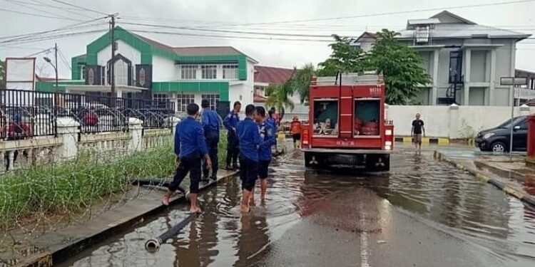 FOTO: IST/MATAKALTENG - Petugas Damkar terus stand bay melakukan penyedotan air yang masuk ke Kantor KPU Barsel.