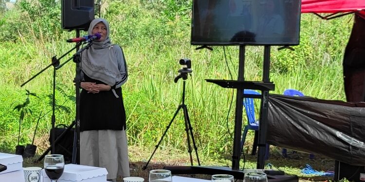 FOTO: OLIVIA/MATAKALTENG - Rektor UMPR, melalui Tim Ahli Bidang Pakar Kerjasama Dr. Sanawiah saat menyampaikan sambutan Rektor UMPR.