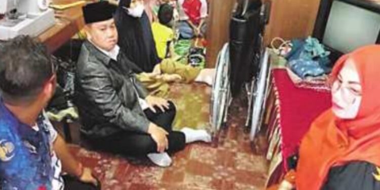 FOTO: IST/MATA KALTENG - Penyerahan bantuan kursi roda kepada warga yang membutuhkan.