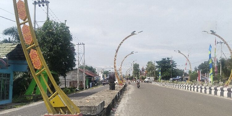 FOTO: AGUS/MATA KALTENG - salah satu papan ornamen dari beberapa tiang Terowongan Nur Mentaya yang dirusak oleh oknum yang tidak bertanggung jawab. Senin, 15 Januari 2024.