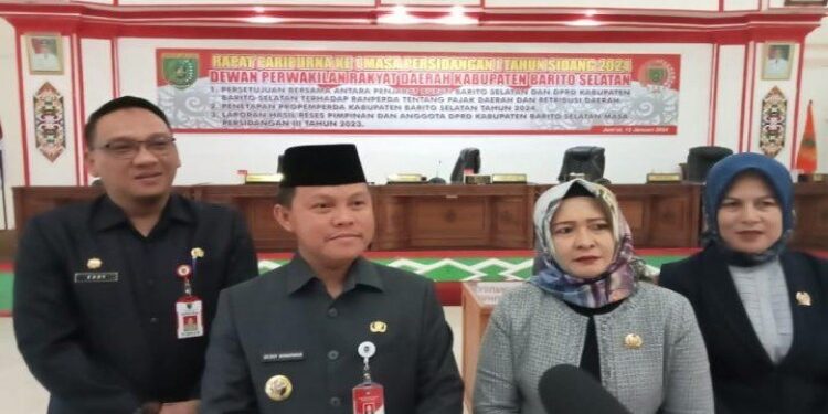 FOTO: MATAKALTENG - Wakil Ketua I DPRD Barsel, Hj Nyimas Artika bersama Pj Bupati, Deddy Winarwan, saat memberikan keterangan kepada sejumlah wartawan usai memimpin rapat sidang paripurna.