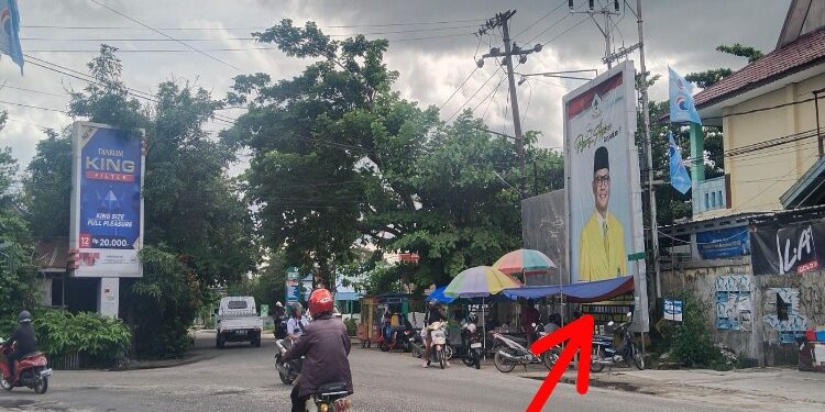 FOTO: AGUS/MATA KALTENG - Papan reklame di simpang tiga Jalan Muchran Ali, Kecamatan Baamang, Kotim masih berdiri kokoh padahal tidak mempunyai izin dari instasi setempat. Senin, 15 Januari 2024.