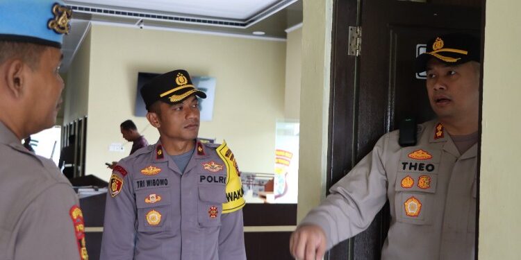 FOTO: HUMAS POLRES GUMAS/MATA KALTENG - Kapolres Gumas AKBP Theodorus Priyo Santosa dan Wakapolres Kompol Tri Wibowo, ketika mengecek pelayanan di gedung SPKT polres setempat, Senin, 15 Januari 2024.