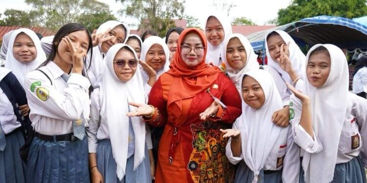 FOTO : IST/MATAKALTENG - Wakil Bupati Kptim Irawati saat bersama pelajar, belum lama ini.