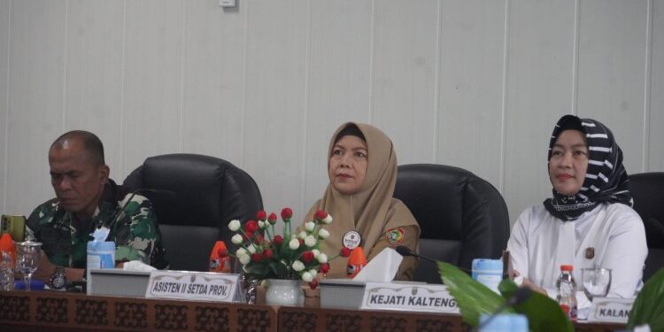 FOTO: MATAKALTENG - Asisten Ekbang Setda Prov. Kalteng Sri Widanarni ikuti rakor pengendalian inflasi secara virtual.