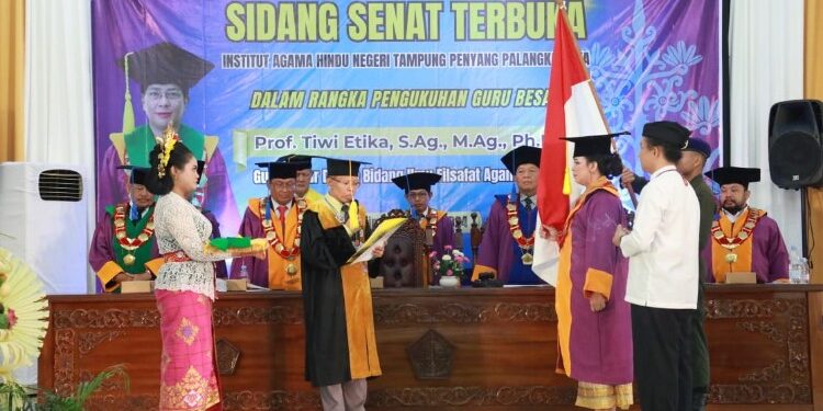 FOTO: MATAKALTENG - Dirjen BIMAS Hindu RI Prof. Dr. Drs. Inengah Duija saat mengukuhkan Guru Besar Bidang Ilmu Filsafat Agama Hindu pada IAHN Tampung Penyang Palangka Raya Prof. Tiwi Etika, S.Ag., M.Ag., Ph.D.